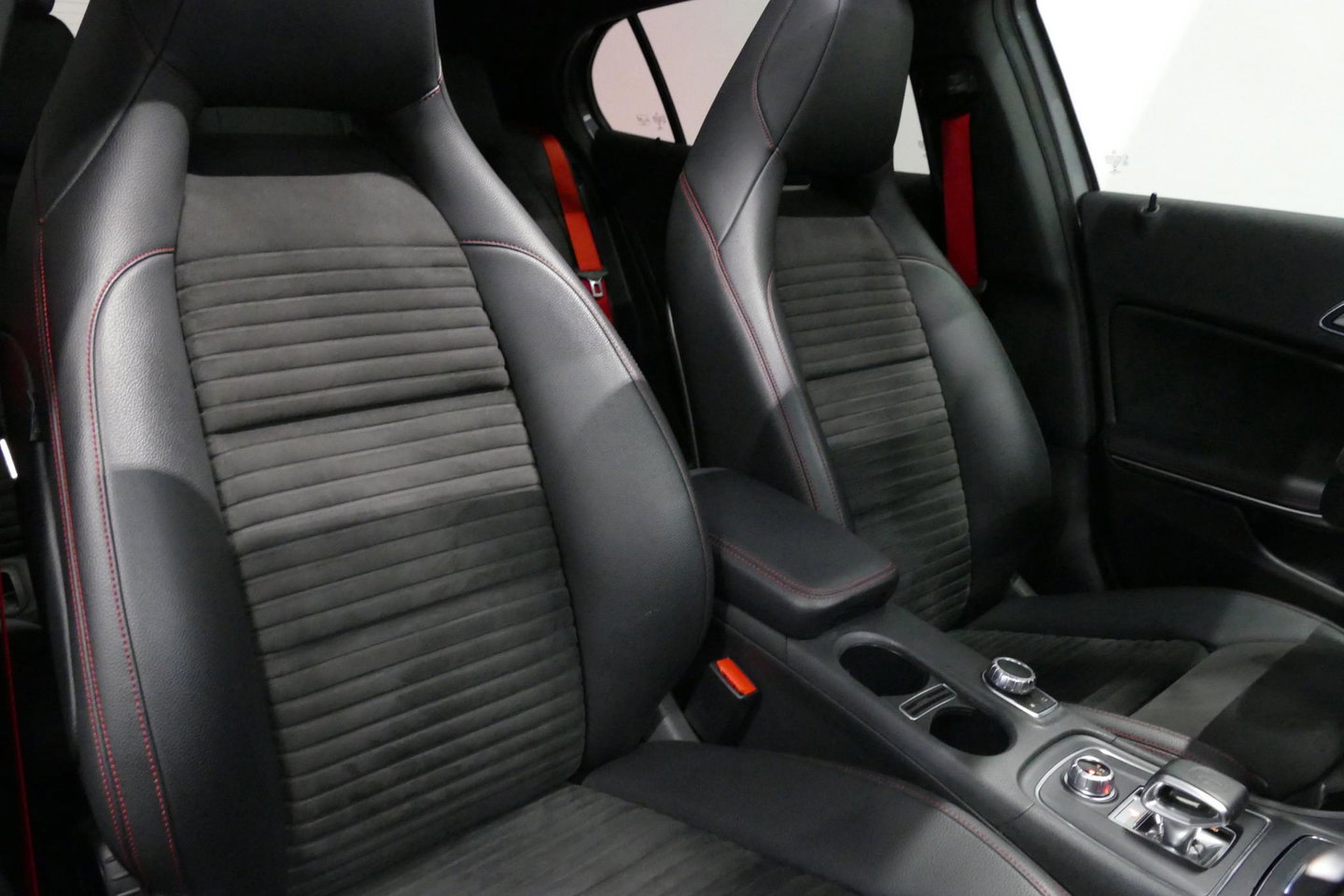 Mercedes-Benz GLA AMG 45 4MATIC Premium Plus / UNIEK / Panoramadak / AMG Performance sport-uitlaat / Stoelverwarming / Achteruitrijcamera / LED High Performance koplampen / Cruise Control / 20'' LMV / Rode remzadels