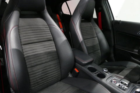 Mercedes-Benz GLA AMG 45 4MATIC Premium Plus / UNIEK / Panoramadak / AMG Performance sport-uitlaat / Stoelverwarming / Achteruitrijcamera / LED High Performance koplampen / Cruise Control / 20'' LMV / Rode remzadels