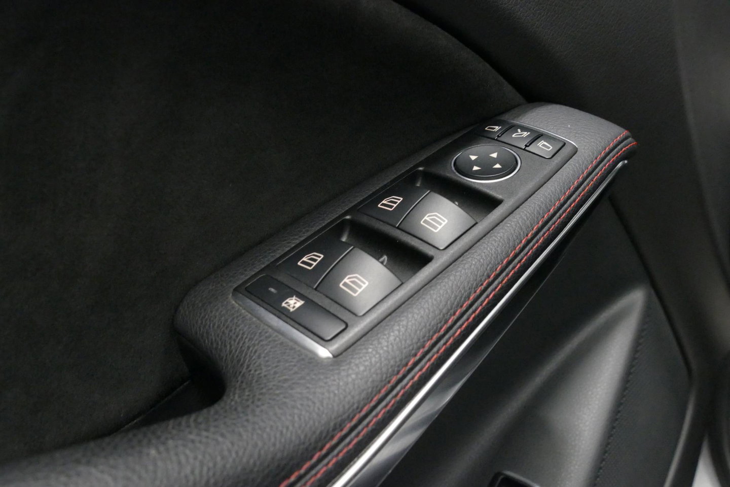 Mercedes-Benz GLA AMG 45 4MATIC Premium Plus / UNIEK / Panoramadak / AMG Performance sport-uitlaat / Stoelverwarming / Achteruitrijcamera / LED High Performance koplampen / Cruise Control / 20'' LMV / Rode remzadels