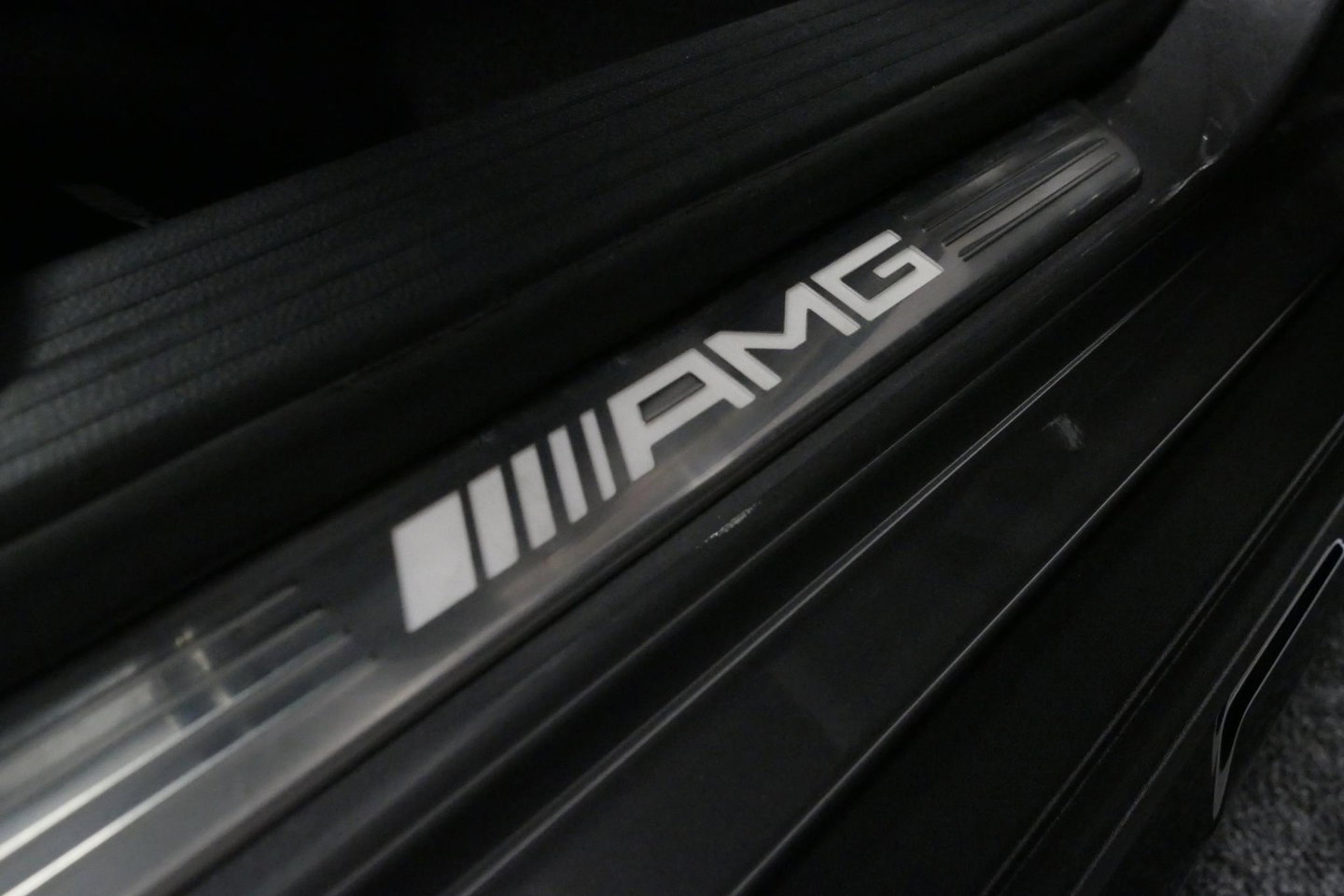 Mercedes-Benz GLA AMG 45 4MATIC Premium Plus / UNIEK / Panoramadak / AMG Performance sport-uitlaat / Stoelverwarming / Achteruitrijcamera / LED High Performance koplampen / Cruise Control / 20'' LMV / Rode remzadels