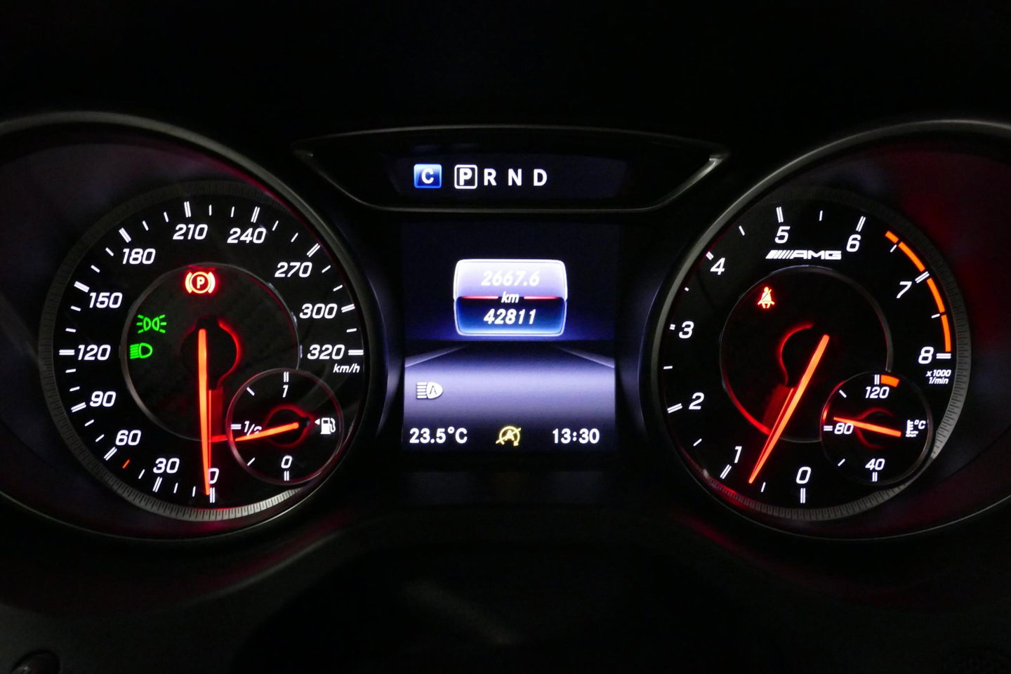 Mercedes-Benz GLA AMG 45 4MATIC Premium Plus / UNIEK / Panoramadak / AMG Performance sport-uitlaat / Stoelverwarming / Achteruitrijcamera / LED High Performance koplampen / Cruise Control / 20'' LMV / Rode remzadels