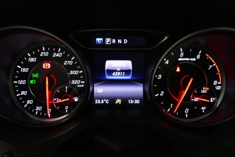 Mercedes-Benz GLA AMG 45 4MATIC Premium Plus / UNIEK / Panoramadak / AMG Performance sport-uitlaat / Stoelverwarming / Achteruitrijcamera / LED High Performance koplampen / Cruise Control / 20'' LMV / Rode remzadels