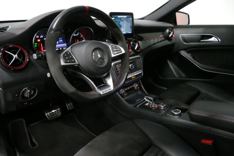Mercedes-Benz GLA AMG 45 4MATIC Premium Plus / UNIEK / Panoramadak / AMG Performance sport-uitlaat / Stoelverwarming / Achteruitrijcamera / LED High Performance koplampen / Cruise Control / 20'' LMV / Rode remzadels