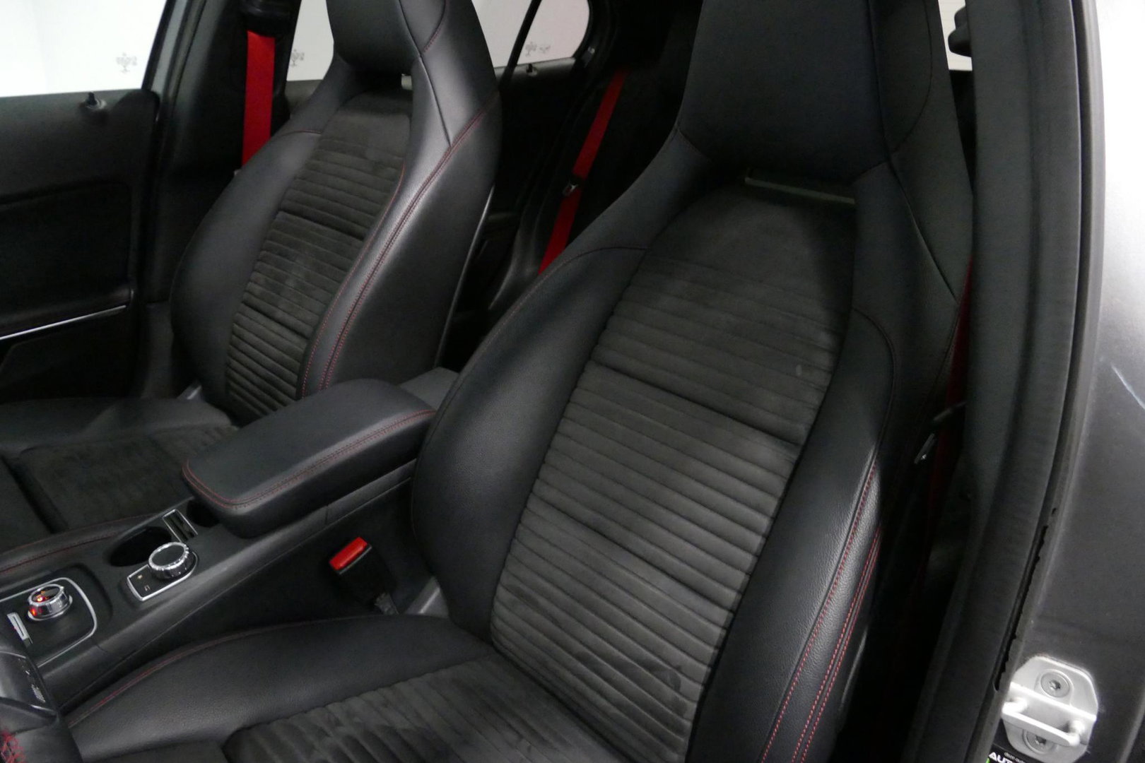 Mercedes-Benz GLA AMG 45 4MATIC Premium Plus / UNIEK / Panoramadak / AMG Performance sport-uitlaat / Stoelverwarming / Achteruitrijcamera / LED High Performance koplampen / Cruise Control / 20'' LMV / Rode remzadels