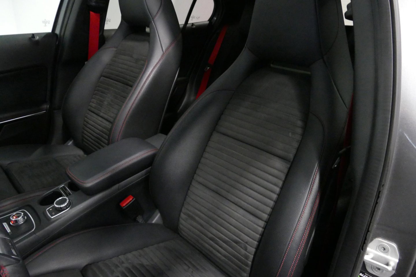 Mercedes-Benz GLA AMG 45 4MATIC Premium Plus / UNIEK / Panoramadak / AMG Performance sport-uitlaat / Stoelverwarming / Achteruitrijcamera / LED High Performance koplampen / Cruise Control / 20'' LMV / Rode remzadels