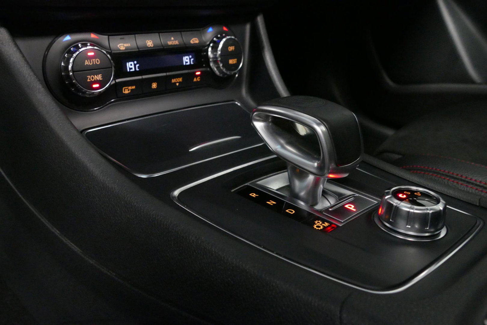 Mercedes-Benz GLA AMG 45 4MATIC Premium Plus / UNIEK / Panoramadak / AMG Performance sport-uitlaat / Stoelverwarming / Achteruitrijcamera / LED High Performance koplampen / Cruise Control / 20'' LMV / Rode remzadels