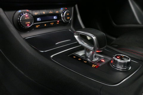 Mercedes-Benz GLA AMG 45 4MATIC Premium Plus / UNIEK / Panoramadak / AMG Performance sport-uitlaat / Stoelverwarming / Achteruitrijcamera / LED High Performance koplampen / Cruise Control / 20'' LMV / Rode remzadels