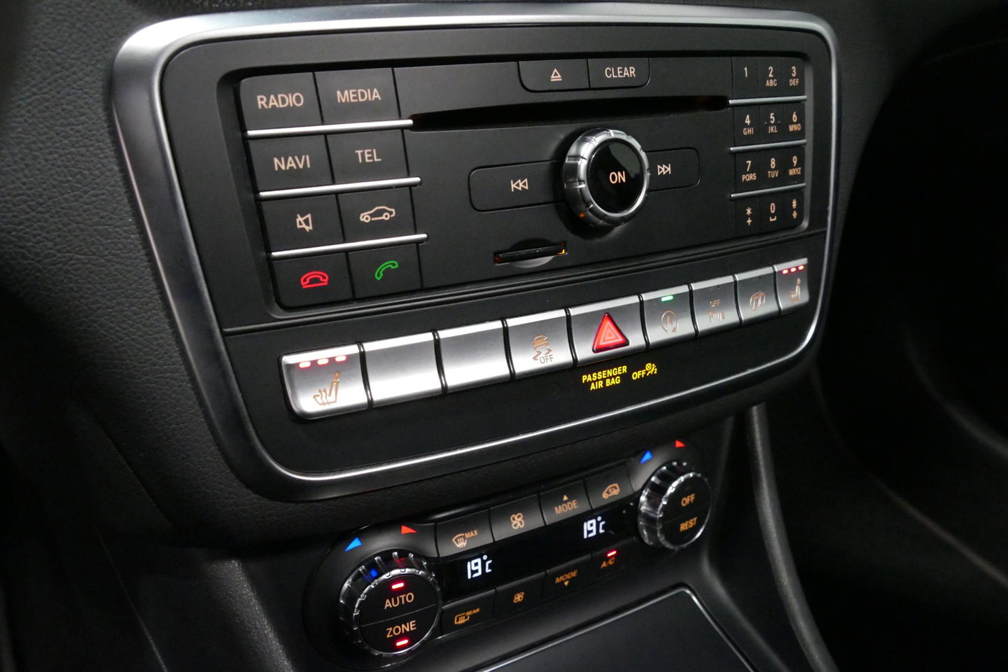 Mercedes-Benz GLA AMG 45 4MATIC Premium Plus / UNIEK / Panoramadak / AMG Performance sport-uitlaat / Stoelverwarming / Achteruitrijcamera / LED High Performance koplampen / Cruise Control / 20'' LMV / Rode remzadels