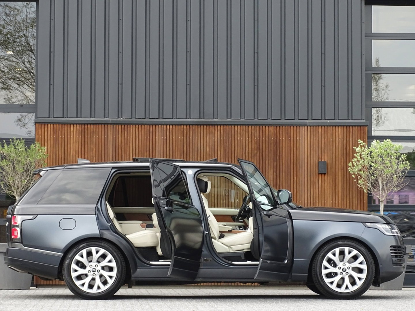 Land Rover Range Rover P400e Vogue 404PK Autobiography / LWB / SVO / Meridian / TV's / alcanatara