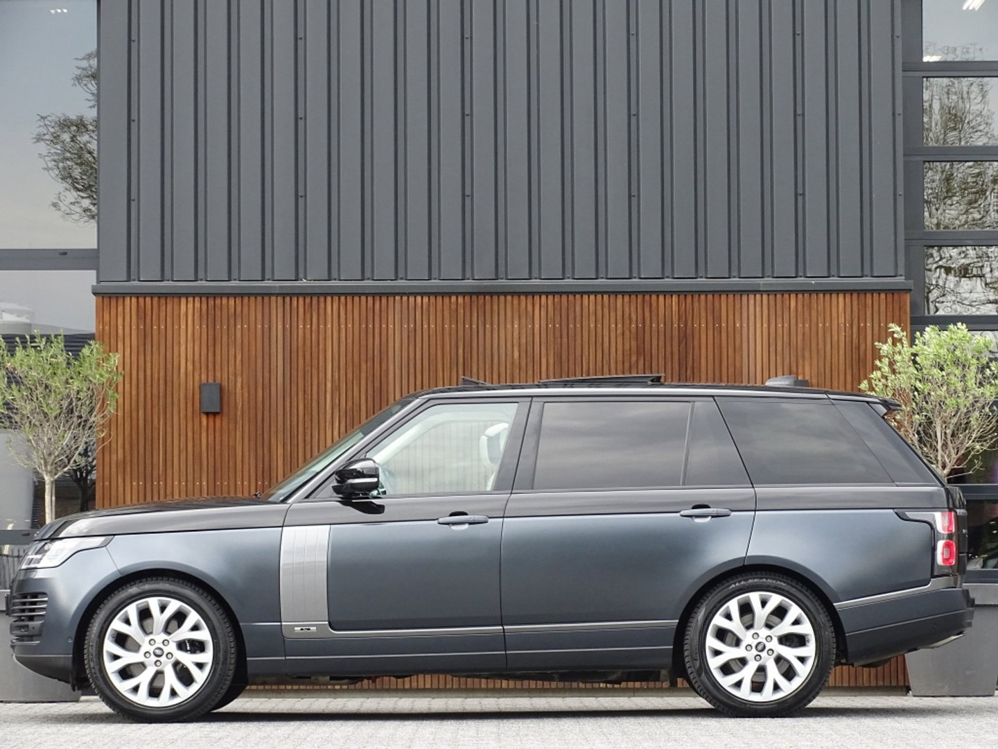 Land Rover Range Rover P400e Vogue 404PK Autobiography / LWB / SVO / Meridian / TV's / alcanatara