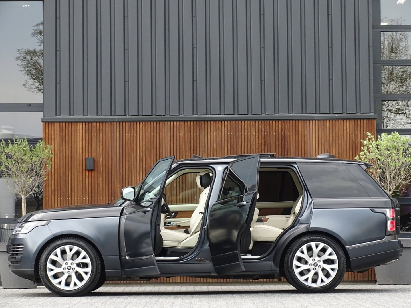 Land Rover Range Rover P400e Vogue 404PK Autobiography / LWB / SVO / Meridian / TV's / alcanatara