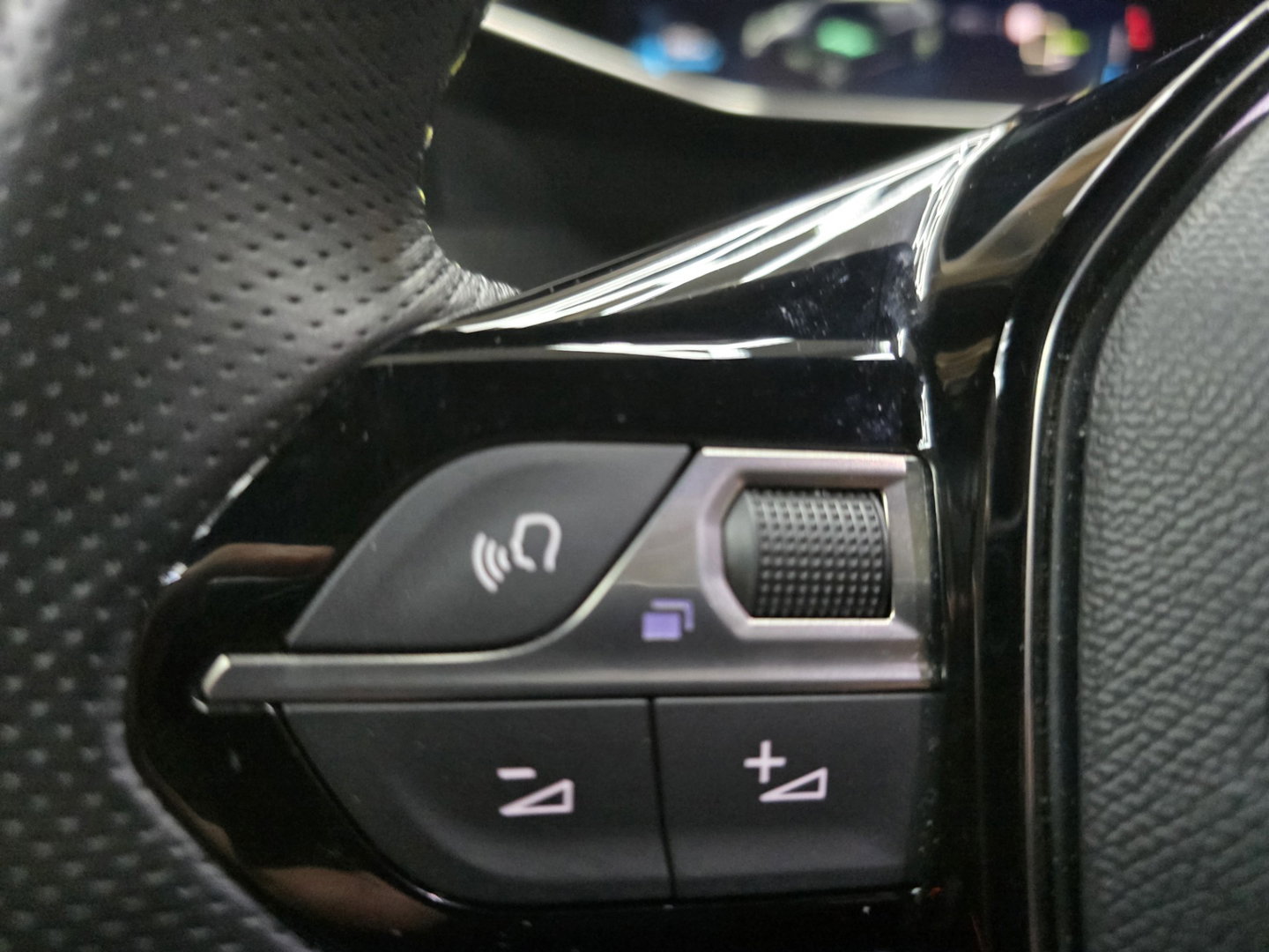 Peugeot e-208 EV Allure 50 kWh GT Pano Memory Camera Clima Cruise 17"LM
