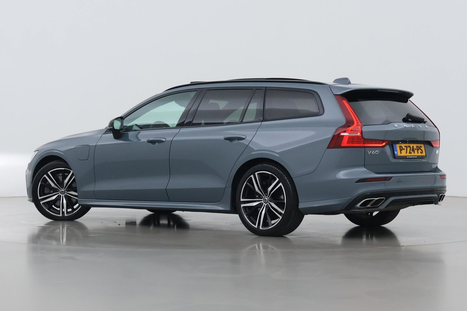 Volvo V60 T6 Plus Dark | Panoramadak | Camera | BLIS | Trekhaak | Leder