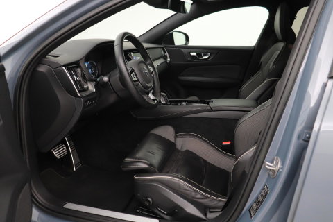 Volvo V60 T6 Plus Dark | Panoramadak | Camera | BLIS | Trekhaak | Leder