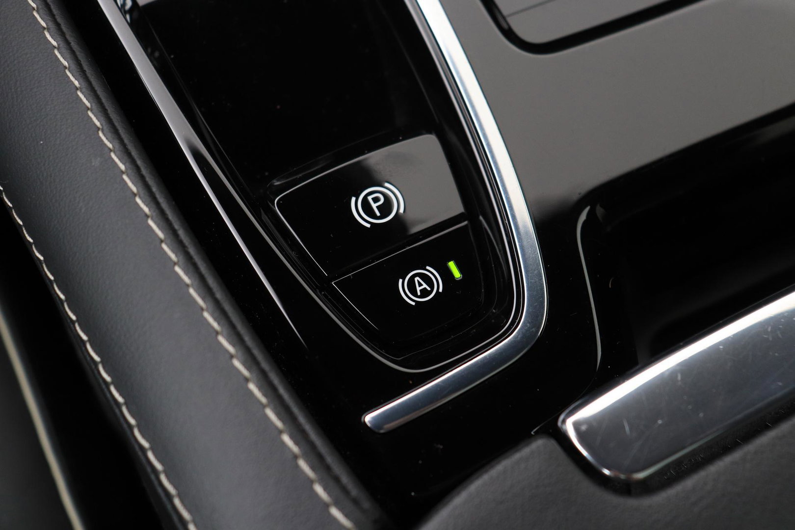 Volvo V60 T6 Plus Dark | Panoramadak | Camera | BLIS | Trekhaak | Leder