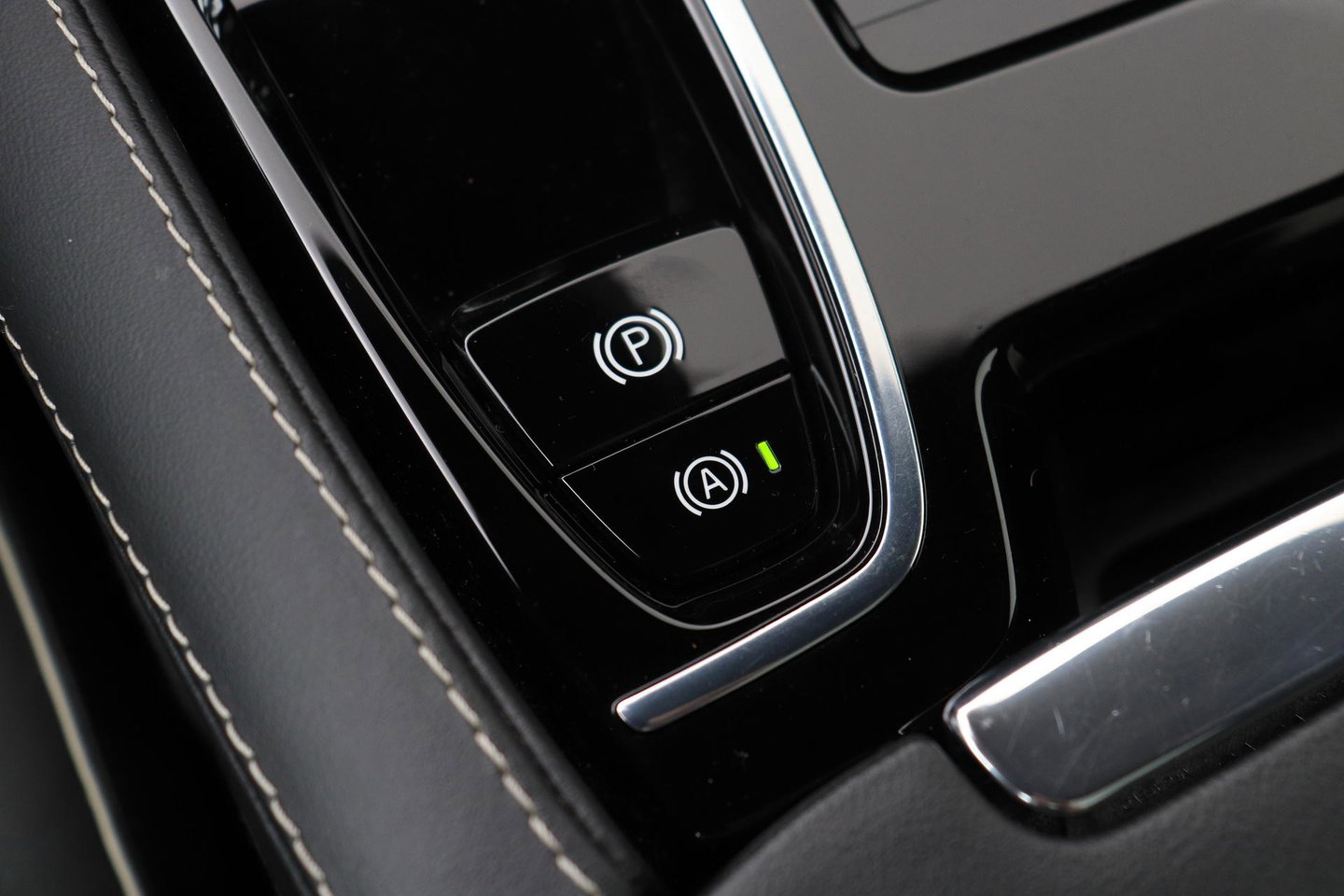 Volvo V60 T6 Plus Dark | Panoramadak | Camera | BLIS | Trekhaak | Leder