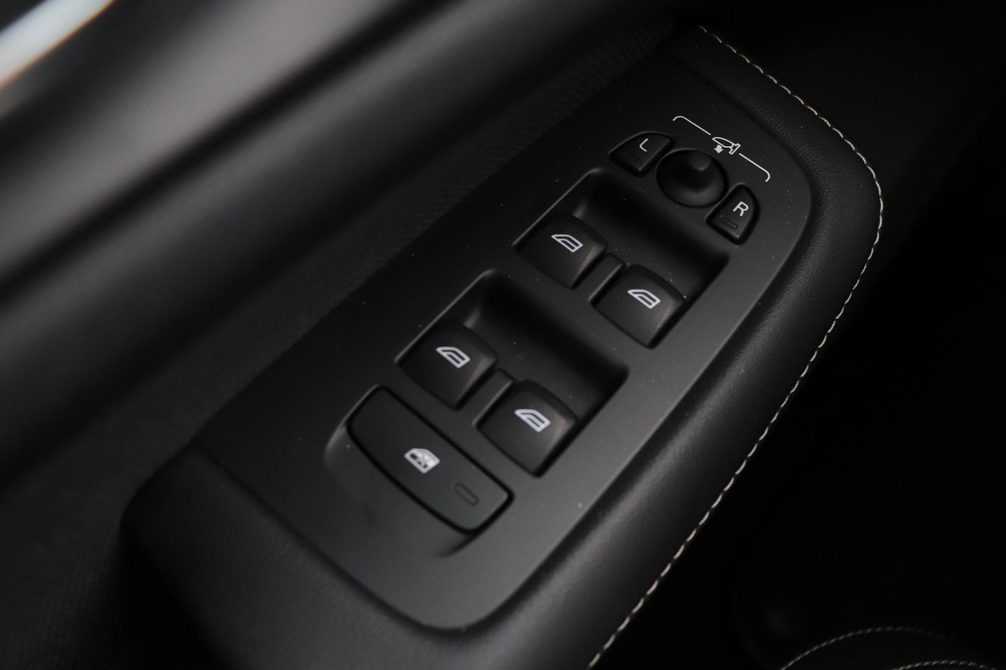Volvo V60 T6 Plus Dark | Panoramadak | Camera | BLIS | Trekhaak | Leder