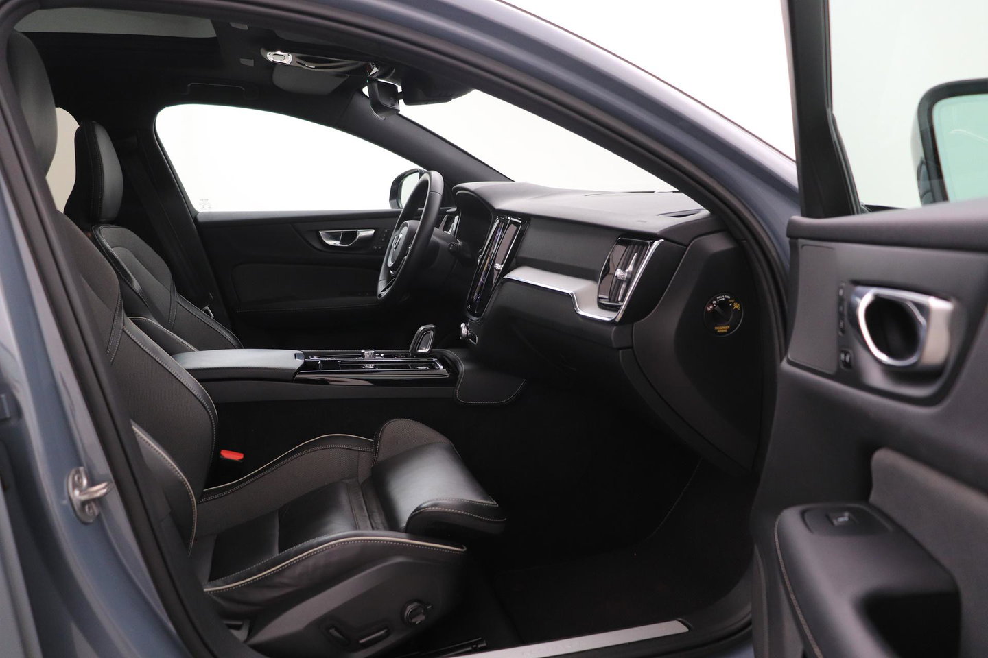 Volvo V60 T6 Plus Dark | Panoramadak | Camera | BLIS | Trekhaak | Leder