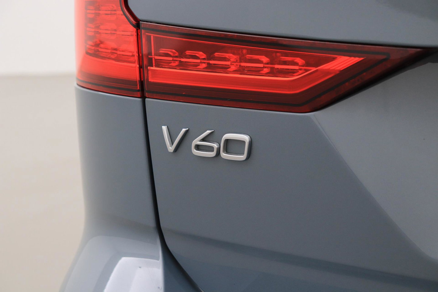 Volvo V60 T6 Plus Dark | Panoramadak | Camera | BLIS | Trekhaak | Leder