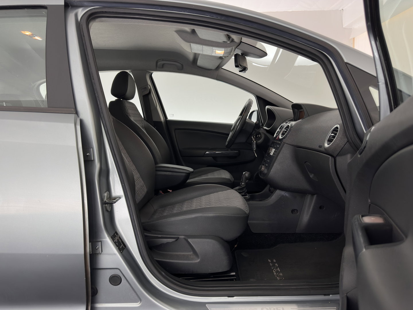 Opel Corsa 1.4-16V Cosmo Aut. *LEATHER-FABRIC | HEATED-COMFORTSEATS | CRUISE | PDC | FIETSENDRAGER | 16''ALU*