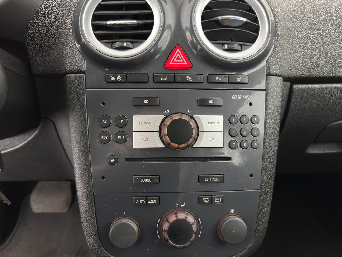 Opel Corsa 1.4-16V Cosmo Aut. *LEATHER-FABRIC | HEATED-COMFORTSEATS | CRUISE | PDC | FIETSENDRAGER | 16''ALU*