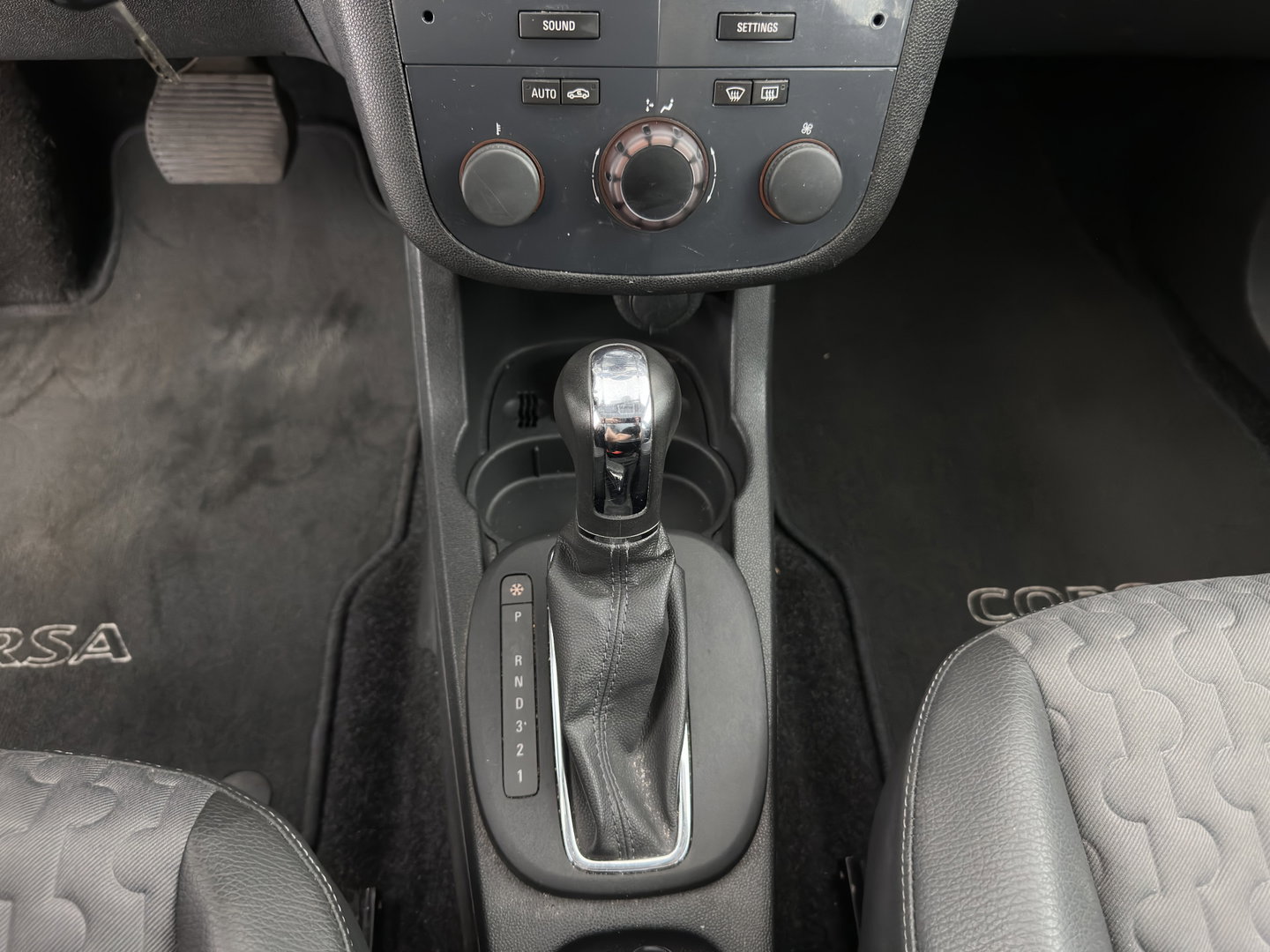 Opel Corsa 1.4-16V Cosmo Aut. *LEATHER-FABRIC | HEATED-COMFORTSEATS | CRUISE | PDC | FIETSENDRAGER | 16''ALU*