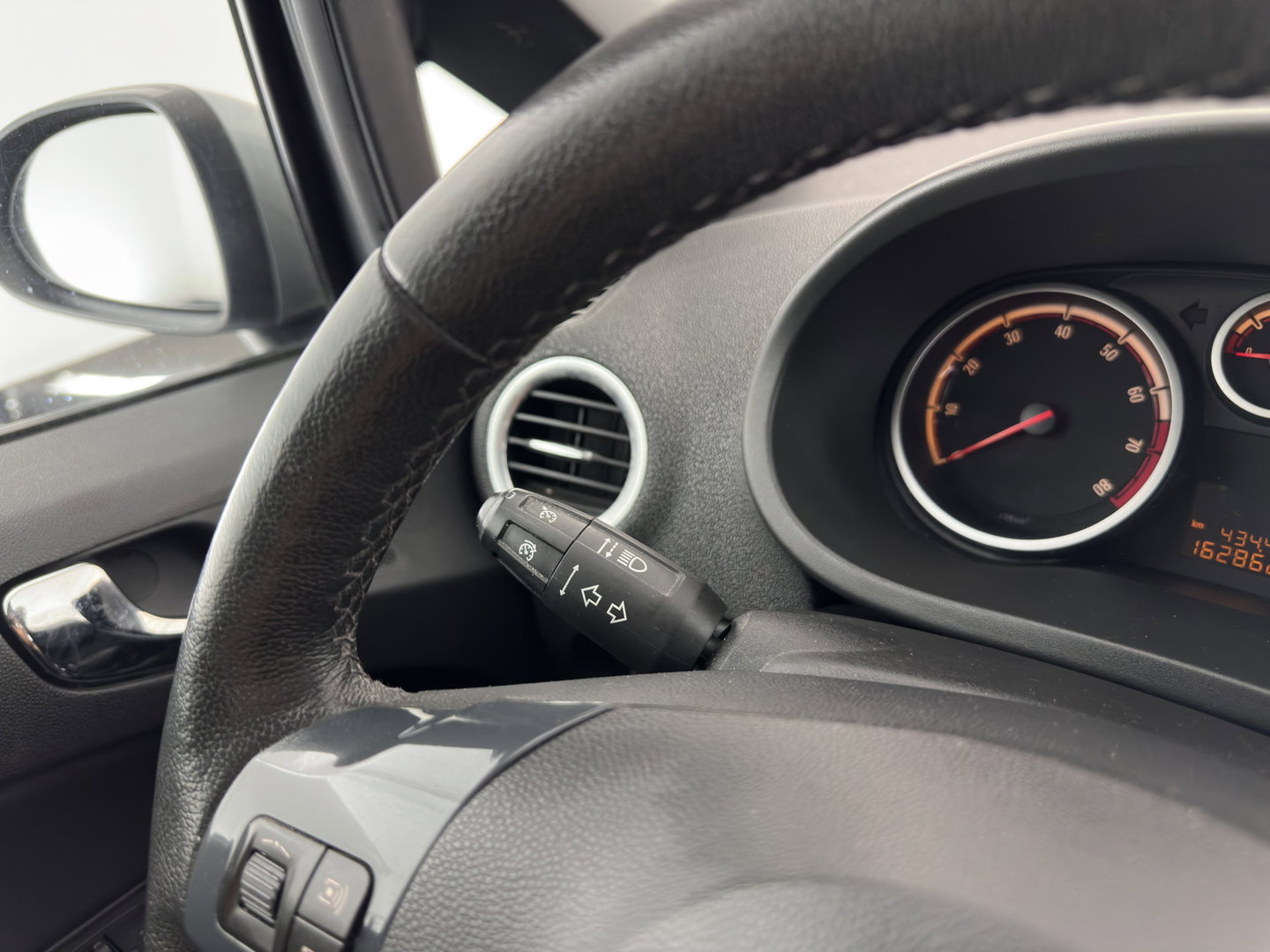 Opel Corsa 1.4-16V Cosmo Aut. *LEATHER-FABRIC | HEATED-COMFORTSEATS | CRUISE | PDC | FIETSENDRAGER | 16''ALU*