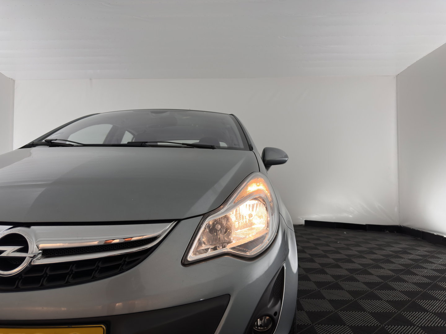 Opel Corsa 1.4-16V Cosmo Aut. *LEATHER-FABRIC | HEATED-COMFORTSEATS | CRUISE | PDC | FIETSENDRAGER | 16''ALU*