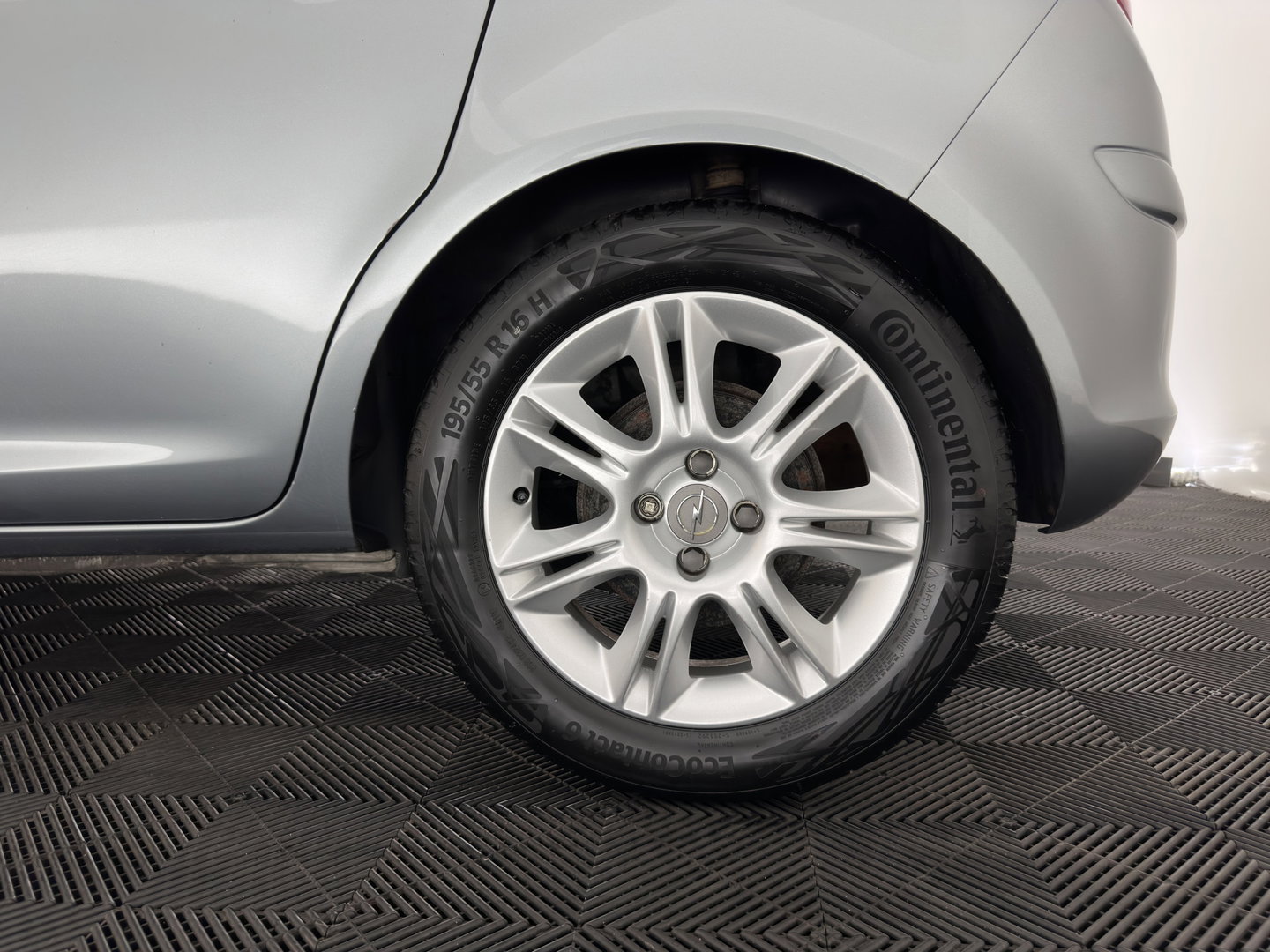 Opel Corsa 1.4-16V Cosmo Aut. *LEATHER-FABRIC | HEATED-COMFORTSEATS | CRUISE | PDC | FIETSENDRAGER | 16''ALU*