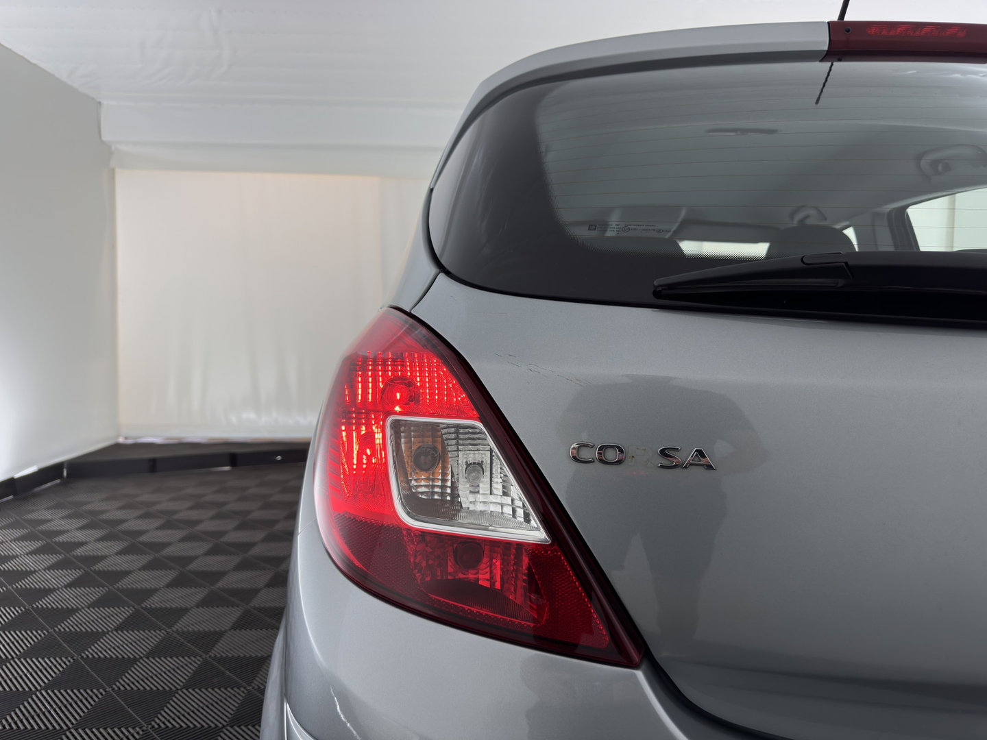 Opel Corsa 1.4-16V Cosmo Aut. *LEATHER-FABRIC | HEATED-COMFORTSEATS | CRUISE | PDC | FIETSENDRAGER | 16''ALU*