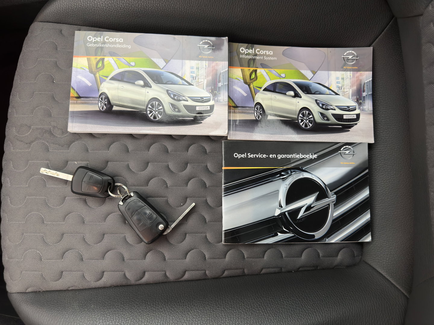 Opel Corsa 1.4-16V Cosmo Aut. *LEATHER-FABRIC | HEATED-COMFORTSEATS | CRUISE | PDC | FIETSENDRAGER | 16''ALU*