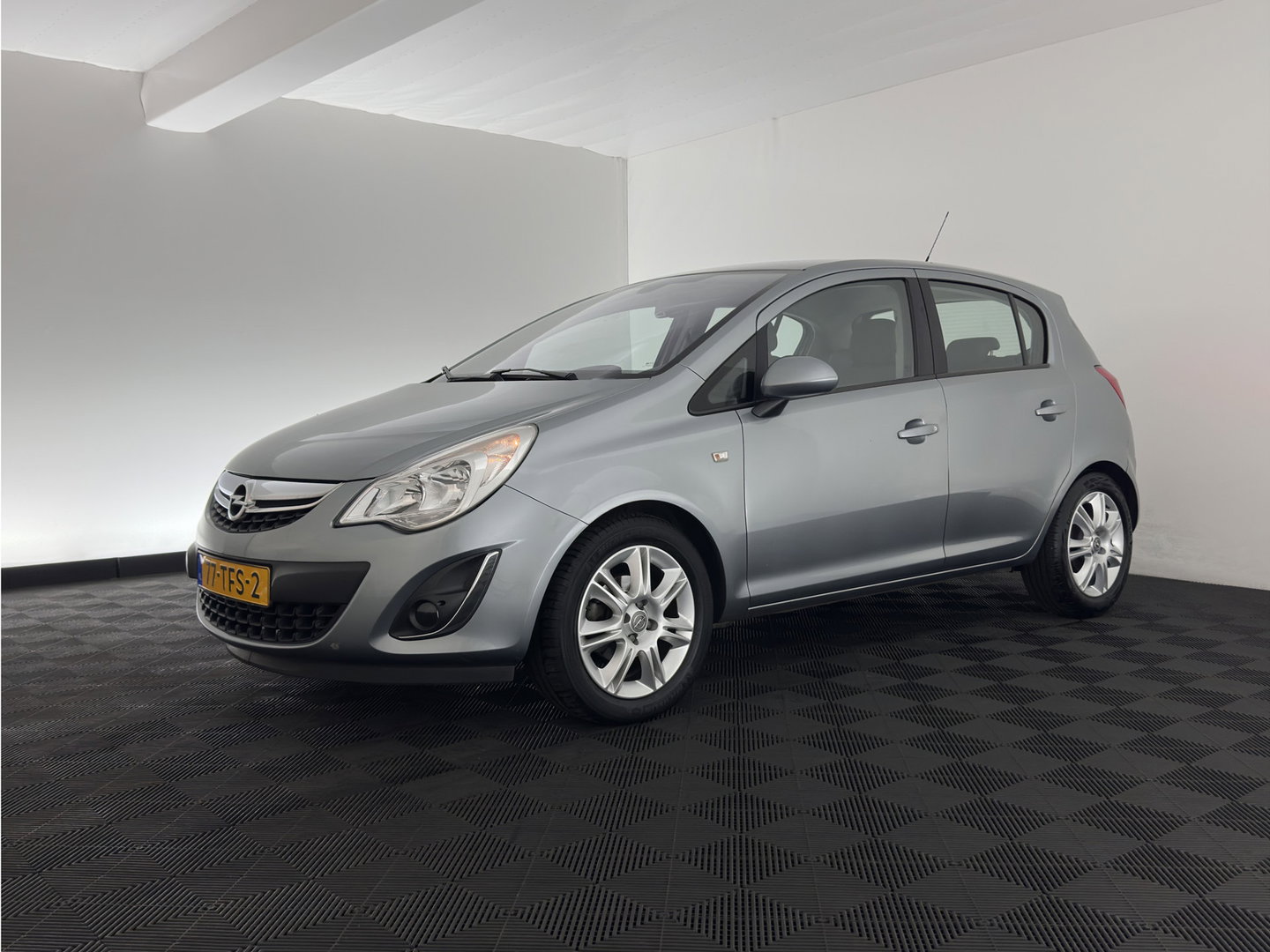 Opel Corsa 1.4-16V Cosmo Aut. *LEATHER-FABRIC | HEATED-COMFORTSEATS | CRUISE | PDC | FIETSENDRAGER | 16''ALU*