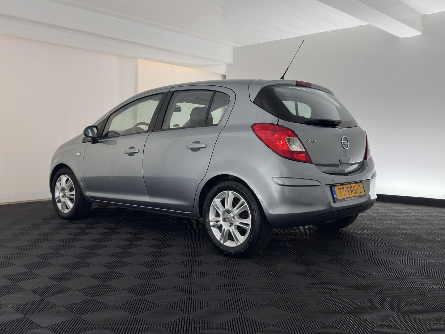 Opel Corsa 1.4-16V Cosmo Aut. *LEATHER-FABRIC | HEATED-COMFORTSEATS | CRUISE | PDC | FIETSENDRAGER | 16''ALU*