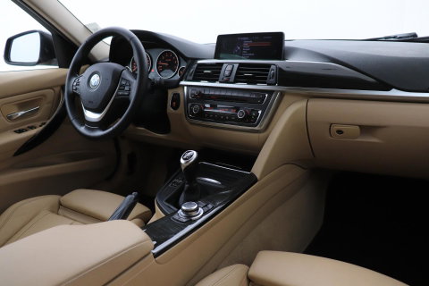 BMW 3 Serie Touring 320i Upgrade Edition | Trekhaak | Leder | Navigatie | PDC | Stoelverwarming