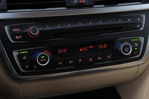 BMW 3 Serie Touring 320i Upgrade Edition | Trekhaak | Leder | Navigatie | PDC | Stoelverwarming