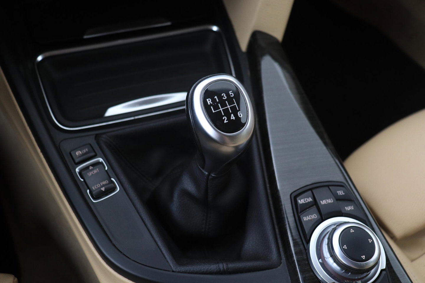 BMW 3 Serie Touring 320i Upgrade Edition | Trekhaak | Leder | Navigatie | PDC | Stoelverwarming