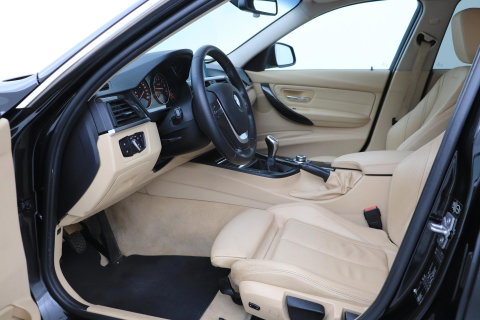 BMW 3 Serie Touring 320i Upgrade Edition | Trekhaak | Leder | Navigatie | PDC | Stoelverwarming