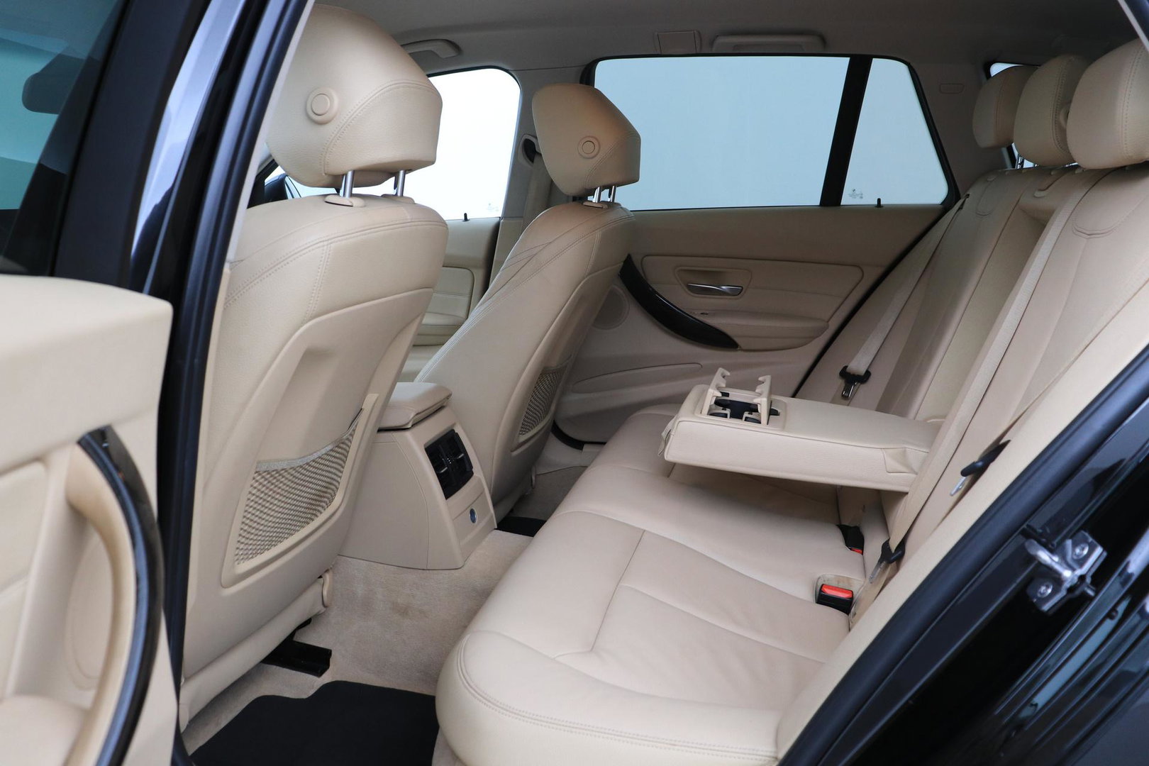 BMW 3 Serie Touring 320i Upgrade Edition | Trekhaak | Leder | Navigatie | PDC | Stoelverwarming