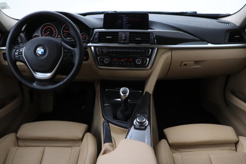 BMW 3 Serie Touring 320i Upgrade Edition | Trekhaak | Leder | Navigatie | PDC | Stoelverwarming