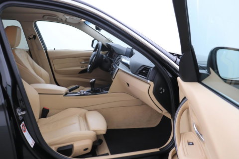 BMW 3 Serie Touring 320i Upgrade Edition | Trekhaak | Leder | Navigatie | PDC | Stoelverwarming