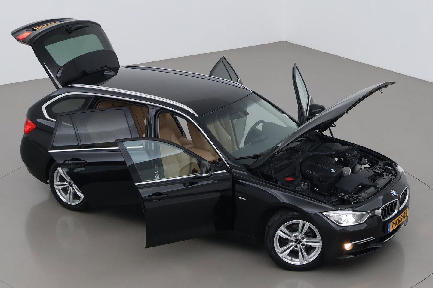BMW 3 Serie Touring 320i Upgrade Edition | Trekhaak | Leder | Navigatie | PDC | Stoelverwarming