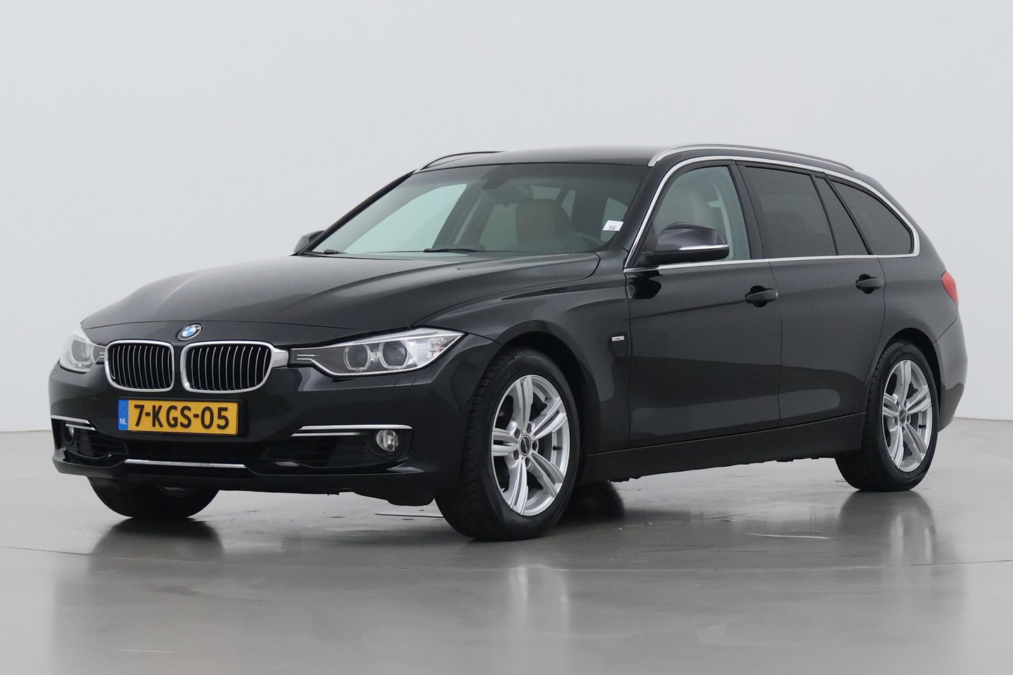 BMW 3 Serie Touring 320i Upgrade Edition | Trekhaak | Leder | Navigatie | PDC | Stoelverwarming