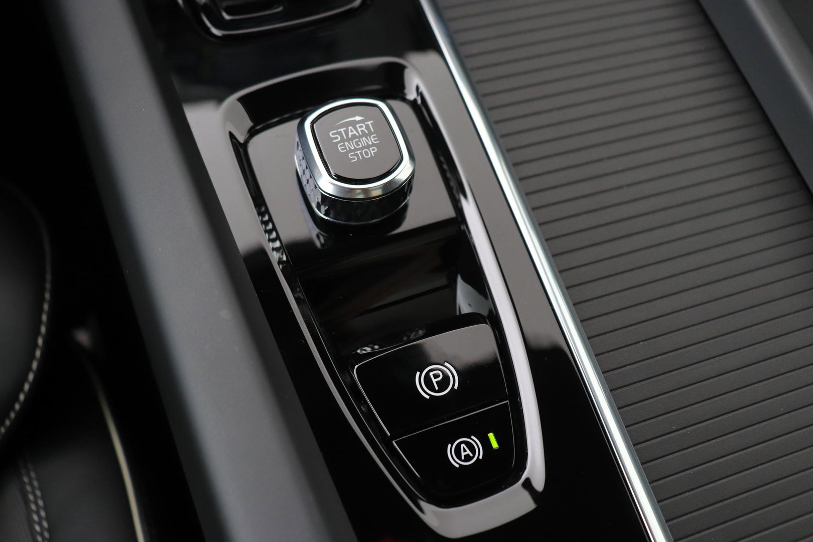Volvo XC60 2.0 T6 Plug-in hybrid AWD Plus Black Edition | Panoramadak | Harman/Kardon | 360-Camera | Head-Up