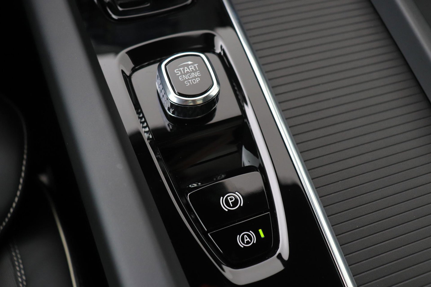 Volvo XC60 2.0 T6 Plug-in hybrid AWD Plus Black Edition | Panoramadak | Harman/Kardon | 360-Camera | Head-Up