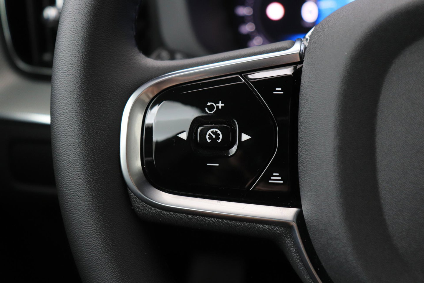Volvo XC60 2.0 T6 Plug-in hybrid AWD Plus Black Edition | Panoramadak | Harman/Kardon | 360-Camera | Head-Up