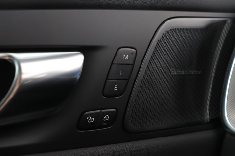 Volvo XC60 2.0 T6 Plug-in hybrid AWD Plus Black Edition | Panoramadak | Harman/Kardon | 360-Camera | Head-Up