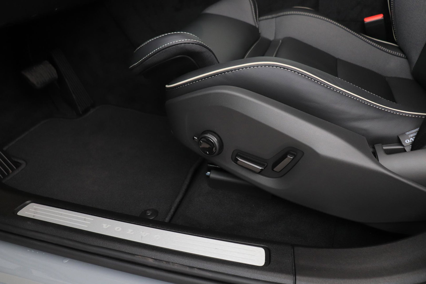 Volvo XC60 2.0 T6 Plug-in hybrid AWD Plus Black Edition | Panoramadak | Harman/Kardon | 360-Camera | Head-Up