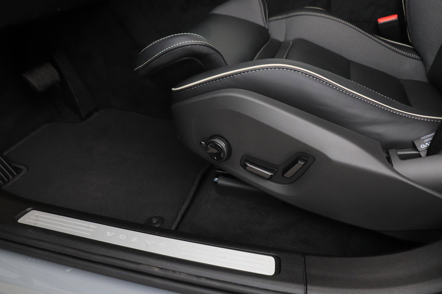 Volvo XC60 2.0 T6 Plug-in hybrid AWD Plus Black Edition | Panoramadak | Harman/Kardon | 360-Camera | Head-Up