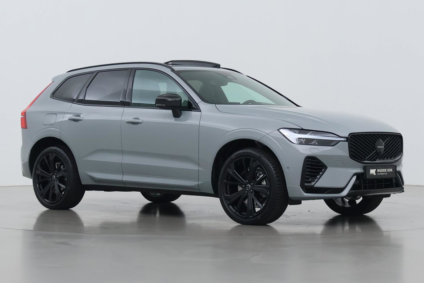 Volvo XC60 2.0 T6 Plug-in hybrid AWD Plus Black Edition | Panoramadak | Harman/Kardon | 360-Camera | Head-Up
