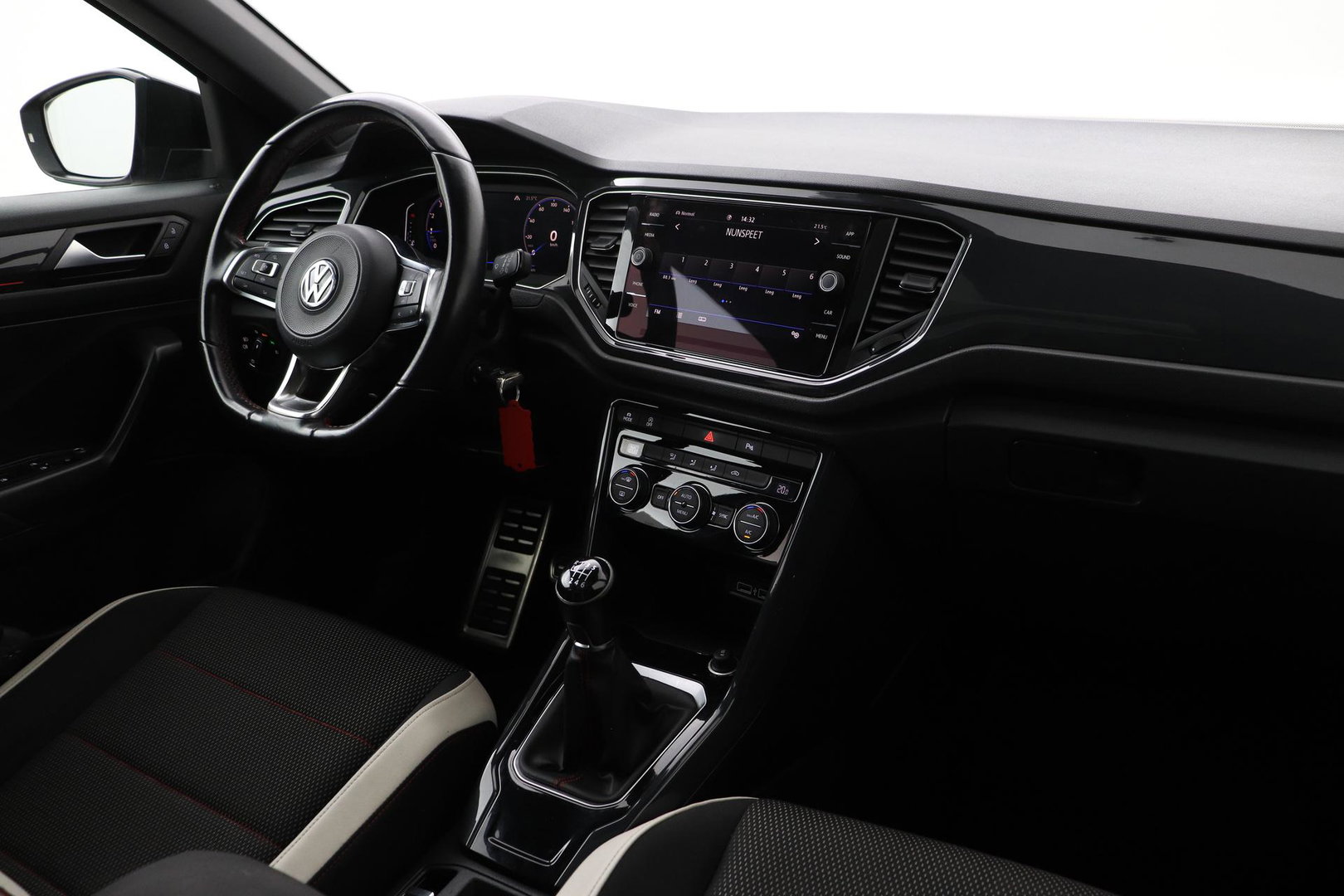 Volkswagen T-Roc 1.5 TSI Sport | Trekhaak | Panoramadak | 17 inch